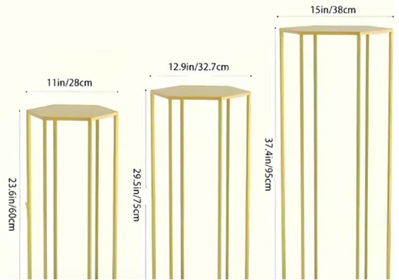 Set de tres pedestales dorados hexagonales con sus medidas: 60 cm, 75 cm y 95 cm de altura