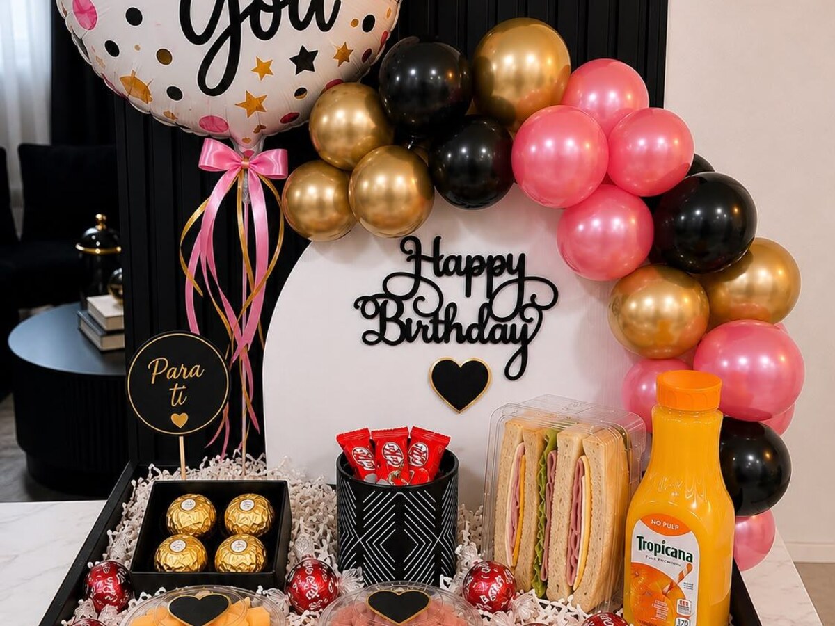 Desayuno sorpresa con globos, snacks y letrero Happy Birthday